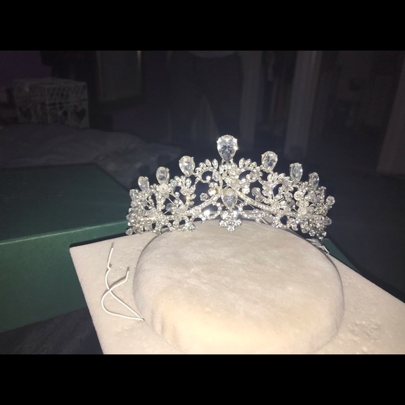 Tiara - Picture 4 of 4